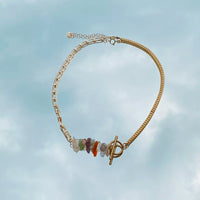 Ce collier upcyclé asymétrique en plaqué or, orné de pierres semi-précieuses (quartz roses, verts et transparents, agates et améthystes) a été fabriqué à la main dans notre atelier strasbourgeois.