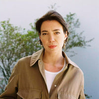 Ces boucles d’oreilles upcyclées, réalisées avec des fermoirs et chaînes plaquées or, ainsi que des quartz roses, une aigue marine et une perle d’eau douce.