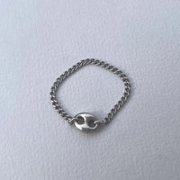 Cette bague upcyclée en argent 925 est ornée d'un maillon en forme de grain de café.