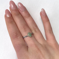 Cette bague upcyclée en argent 925 est ornée d'un quartz vert.