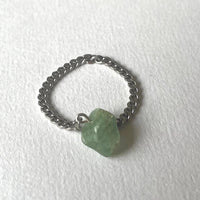 Cette bague upcyclée en argent 925 est ornée d'un quartz vert.