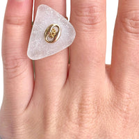 Cette bague upcyclée, faite en verre poli par la mer et agrémentée d’un grain de café plaqué or, a été fabriquée à la main dans notre atelier strasbourgeois. Le verre poli a été percé par nos soins.
