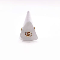 Cette bague upcyclée, faite en verre poli par la mer et agrémentée d’un grain de café plaqué or, a été fabriquée à la main dans notre atelier strasbourgeois. Le verre poli a été percé par nos soins.