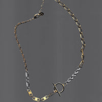 Ce collier upcyclé est composé de chaînes variées sublimées par un fermoir en T en or laminé 14k.