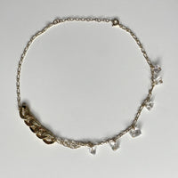 Ce collier upcyclé est constitué de chaînes plaquées or et de pierres semi-précieuses.