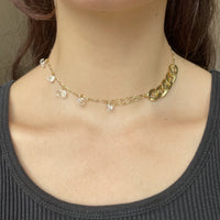 Ce collier upcyclé est constitué de chaînes plaquées or et de pierres semi-précieuses.