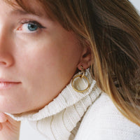 Ces boucles d’oreilles upcyclées ont été créées à partir de créoles plaquées or et ont été ornées d’une perle transparente de fantaisie et d’une pierre semi-précieuse.