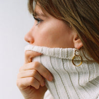 Ces boucles d’oreilles upcyclées ont été créées à partir de créoles plaquées or et ont été ornées d’une perle transparente de fantaisie et d’une pierre semi-précieuse.