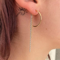 Photo portée de la deuxième boucle, toujours une créole plaquée or coupée en deux. Sur le fermoir de la créole sont attachées deux chaînes, la plus fine est en argent et la plus large est plaquée or, pour inverser avec la première boucle et créer une asymétrie.
