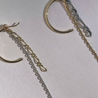 Photo de la paire de boucles d'oreilles sur fond blanc.