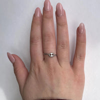 Cette bague upcyclée en argent 925 est ornée d'un maillon en forme de grain de café.