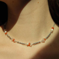 Collier upcyclé tête d'orange en argent, parsemé de touches orangées grâce aux pierres d'eau douce.