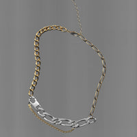 Ce collier upcyclé se compose de plusieurs chaînes en argent 925 et en plaqué or, de tailles variées.