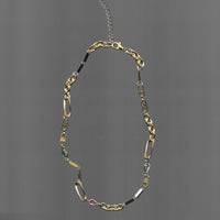 Collier upcyclé composé de chaînes vintage en plaqué or, incluant des mailles gourmette, cheval et art déco.