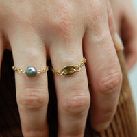 Bague upcyclée grain de café plaqué or portée à un doigt