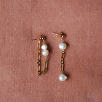 Ce modèle fait partie de la collection permanente. Boucles d’oreilles Nelly upcyclées en plaqué or ornées de perles d'eau douce. Ce modèle a été fabriqué à Strasbourg.