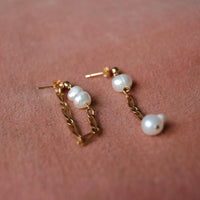 Ce modèle fait partie de la collection permanente. Boucles d’oreilles Nelly upcyclées en plaqué or ornées de perles d'eau douce. Ce modèle a été fabriqué à Strasbourg.