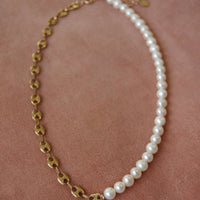 Collier upcyclé en acier inoxydable doré et perles d'eau douce. Ce modèle a été fabriqué à la main dans notre atelier strasbourgeois.