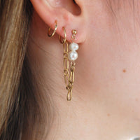 Ce modèle fait partie de la collection permanente. Boucles d’oreilles Nelly upcyclées en plaqué or ornées de perles d'eau douce. Ce modèle a été fabriqué à Strasbourg.