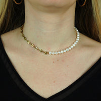 Collier upcyclé en acier inoxydable doré et perles d'eau douce. Ce modèle a été fabriqué à la main dans notre atelier strasbourgeois.