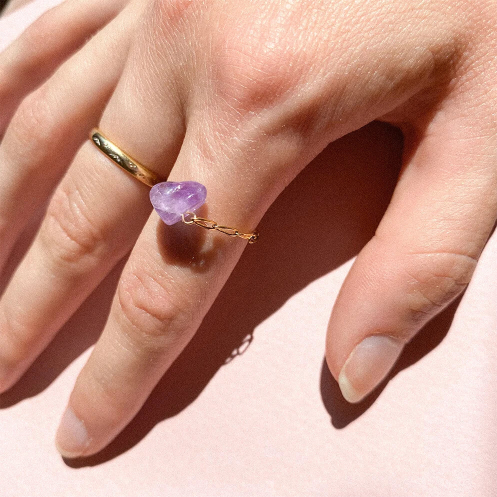 Bague upcyclée avec une améthyste portée sur un doigt