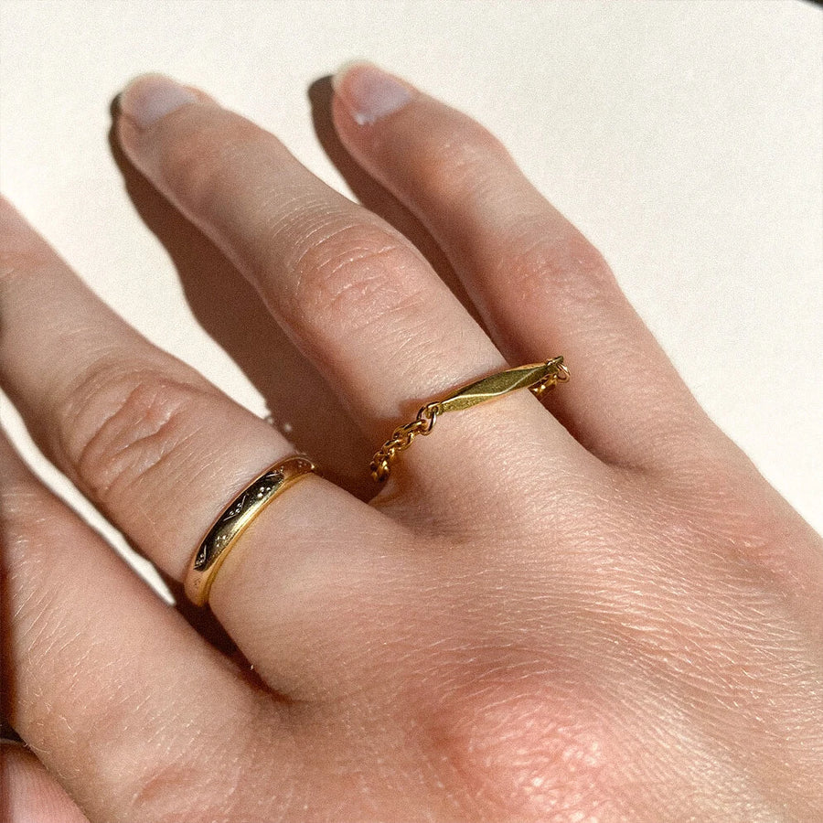 bague upcyclée aux motifs géométrique portée à un doigt.