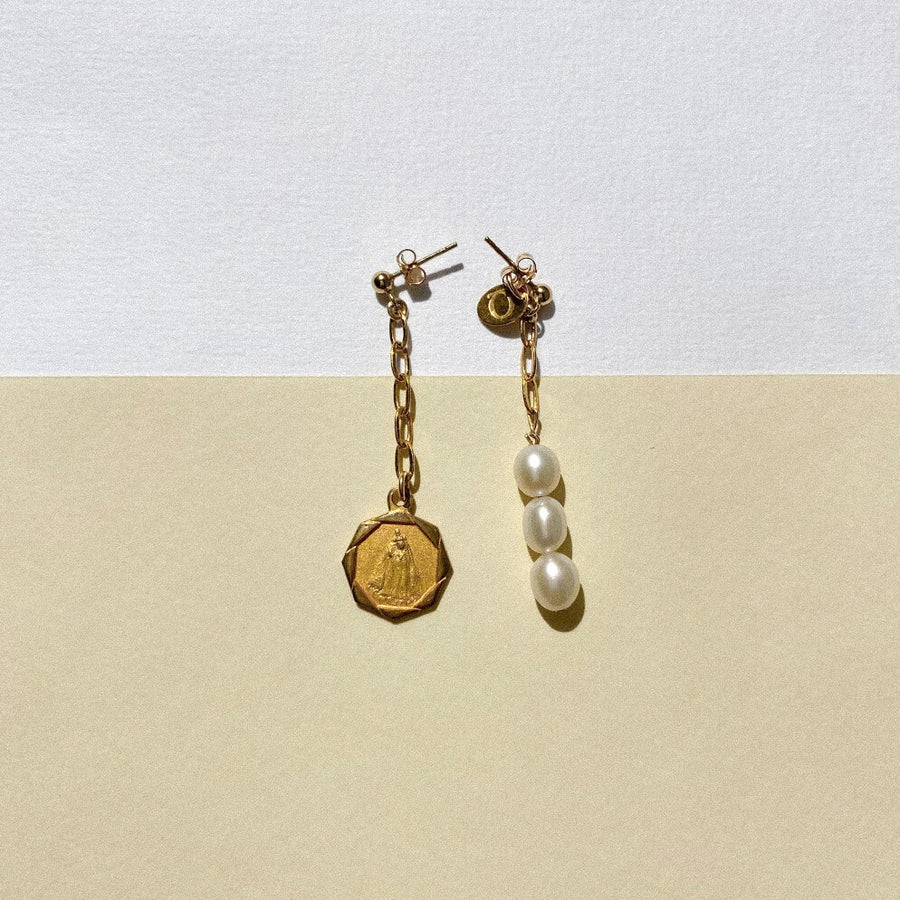 Boucles d'oreilles upcyclées médaille et perles d'eau douce