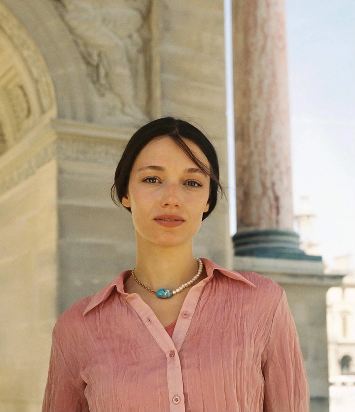 Eva Danino, actrice, portant un collier upcyclé Tête d'orange