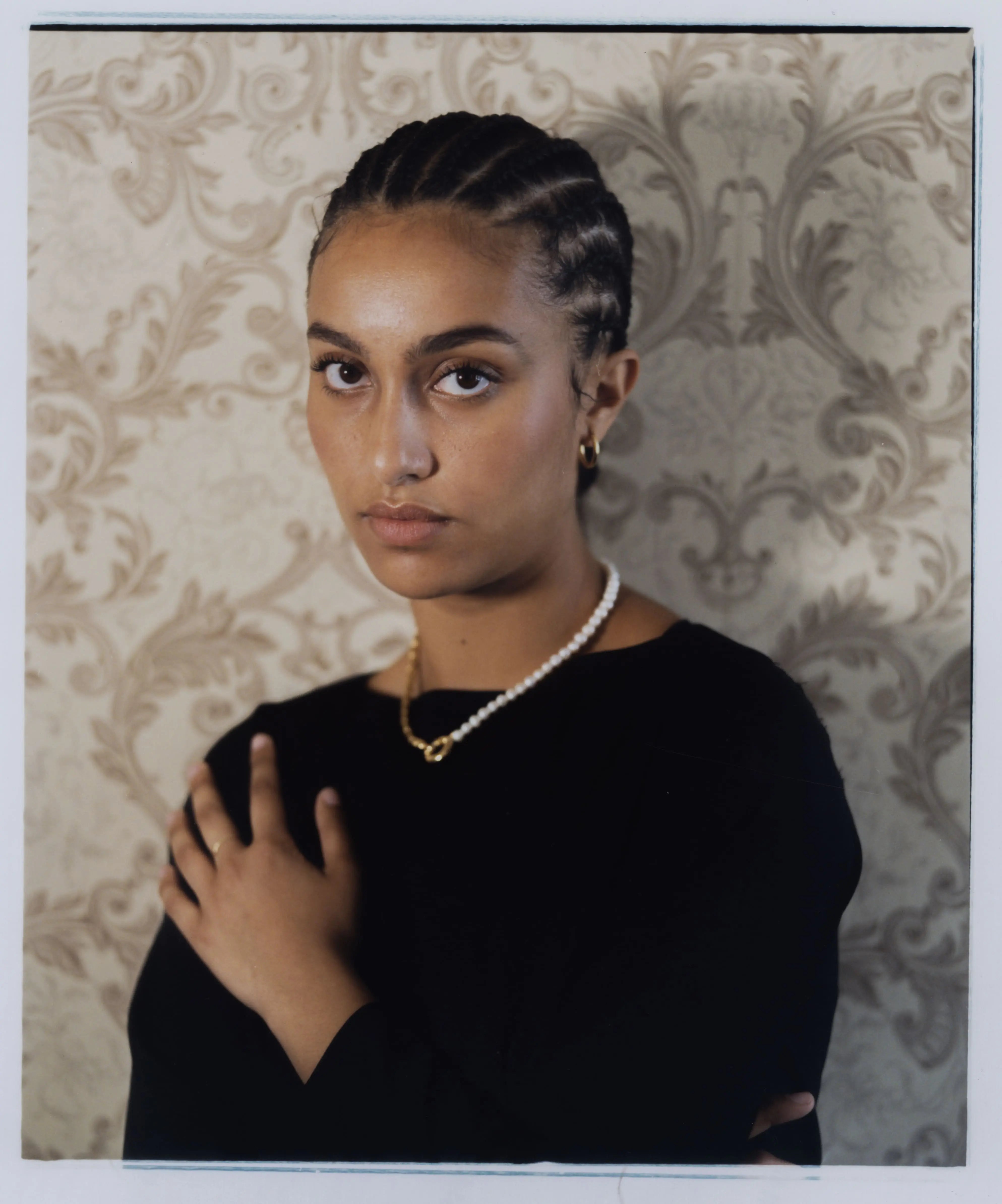 Jade faye, comédienne et mannequin, portant un collier upcyclé Tête d'orange