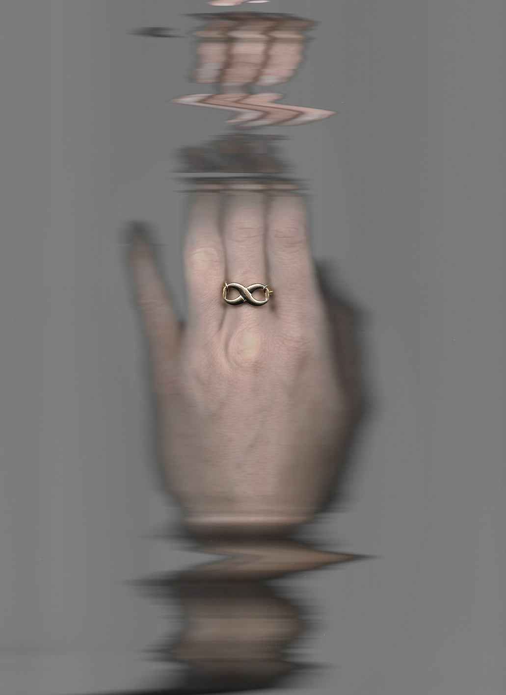 Cette bague upcyclée, fabriquée à la main dans notre atelier strasbourgeois, est ornée d'un maillon issu d'une chaine vintage au style art déco en plaqué or.