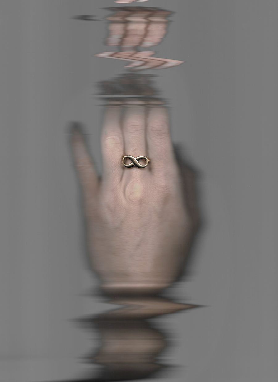 Cette bague upcyclée, fabriquée à la main dans notre atelier strasbourgeois, est ornée d'un maillon issu d'une chaine vintage au style art déco en plaqué or.