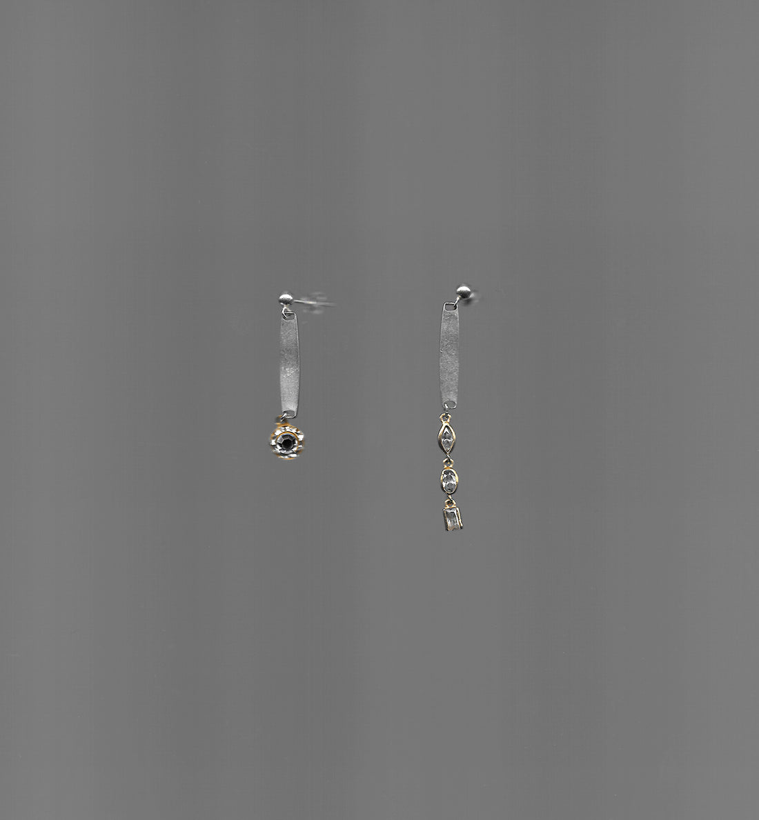 Boucles d'oreilles upcyclées en argent 925 combinent élégance et originalité grâce à leur design asymétrique. Elles sont composées de pendentifs rectangulaires issus de bracelets gourmettes vintage et de zircons capturant la lumière