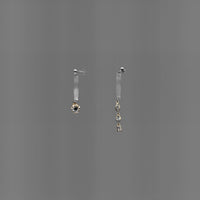 Boucles d'oreilles upcyclées en argent 925 combinent élégance et originalité grâce à leur design asymétrique. Elles sont composées de pendentifs rectangulaires issus de bracelets gourmettes vintage et de zircons capturant la lumière