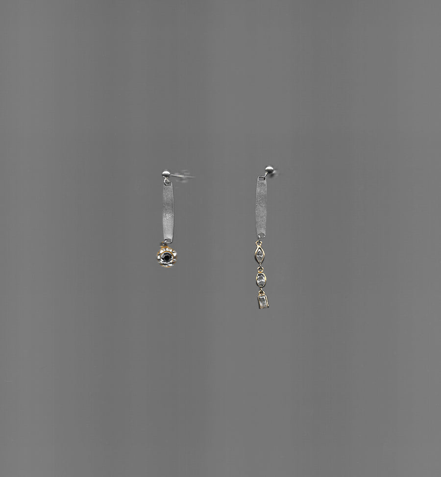 Boucles d'oreilles upcyclées en argent 925 combinent élégance et originalité grâce à leur design asymétrique. Elles sont composées de pendentifs rectangulaires issus de bracelets gourmettes vintage et de zircons capturant la lumière