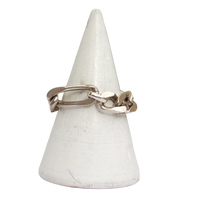 Cette bague upcyclée est réalisée avec une chaîne figaro en argent 925.