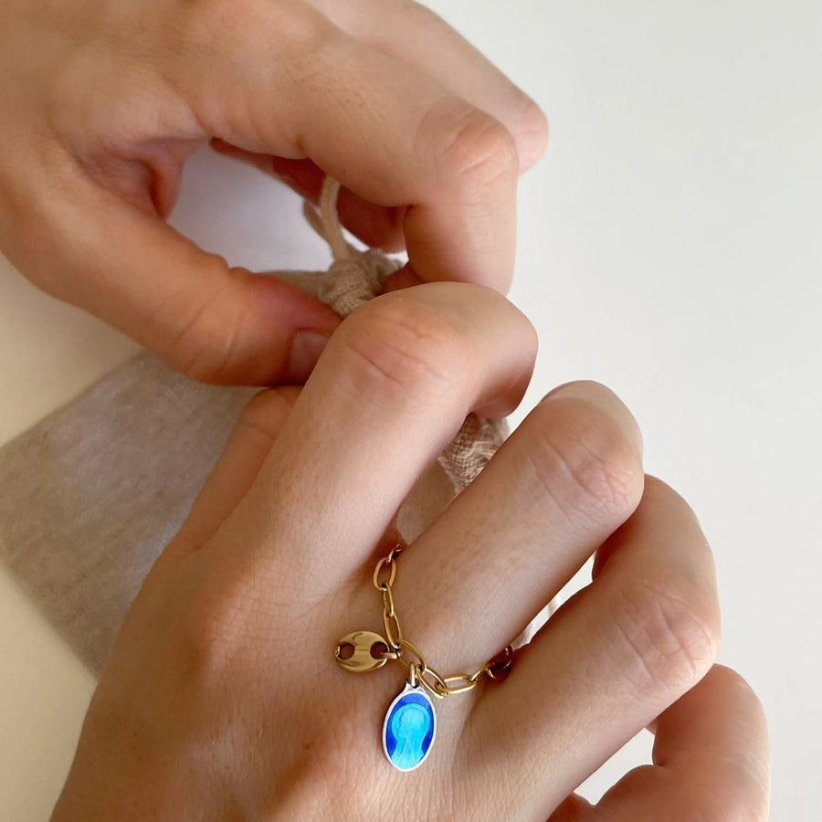 La bague est portée sur le doigt de la modèle.
