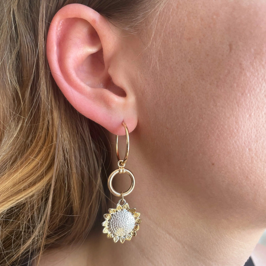 photo portée de la boucle d'oreille, asymétrie tendance par rapport à la premiere boucle