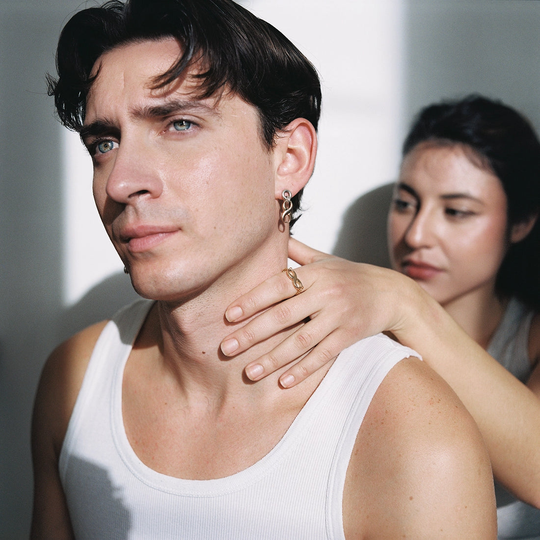 Ces boucles d'oreilles sont pour l'une ornée d’un médaillon en argent 925, et l'autre un pendentif issu d’une chaîne fine accompagnée d'une perle d'eau douce.