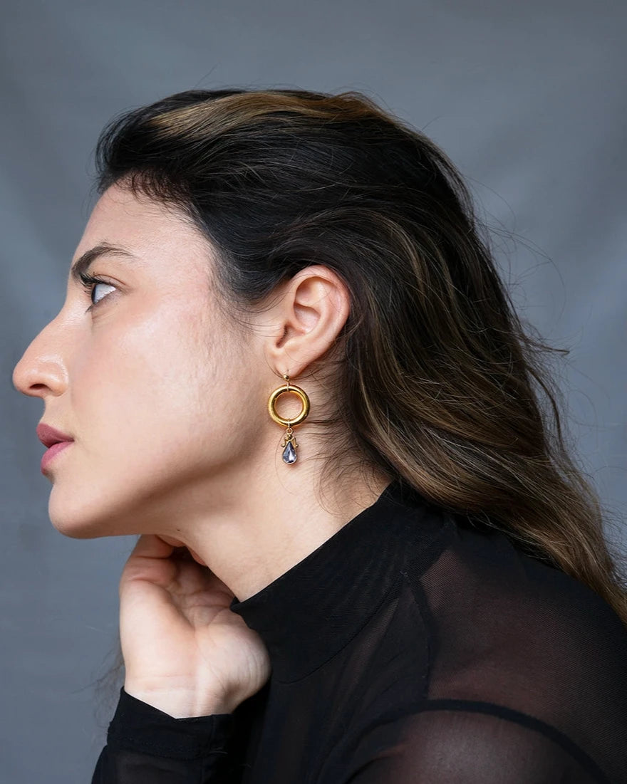 Ces boucles d'oreilles upcyclées en plaqué or créées à partir de bagues chinées, avec des matériaux comme l'or laminé et le zircon éclatant.