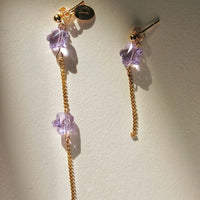 Boucles d'oreilles upcyclées uniques, ornées de perles au motif de fleur rose, sur une chaîne plaquée or.