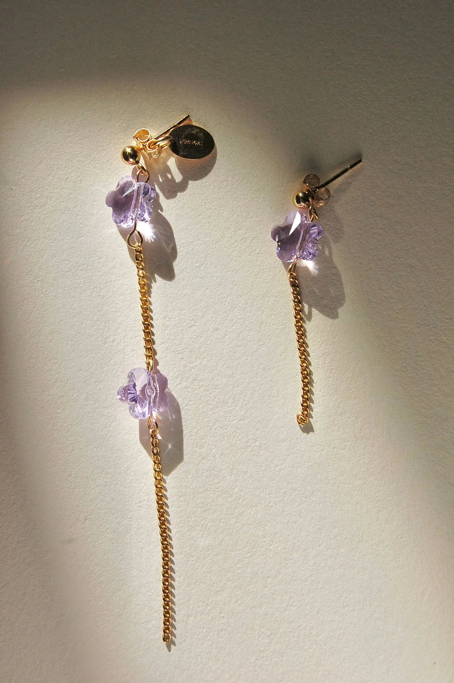Boucles d'oreilles upcyclées uniques, ornées de perles au motif de fleur rose, sur une chaîne plaquée or.