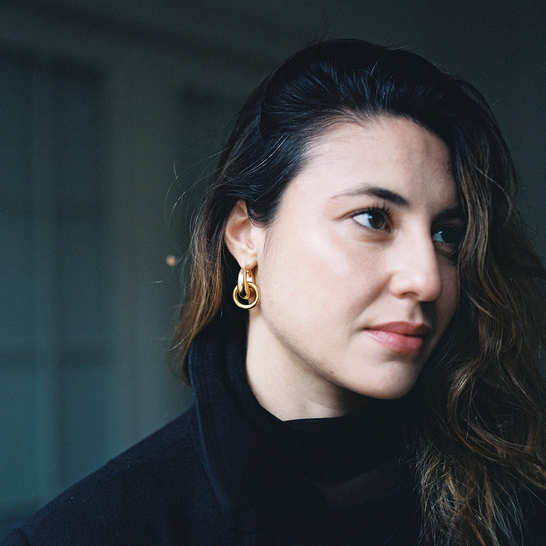 Ces boucles d'oreilles upcyclées en plaqué or créées à partir de bagues chinées, avec des matériaux comme l'or laminé et le zircon éclatant.