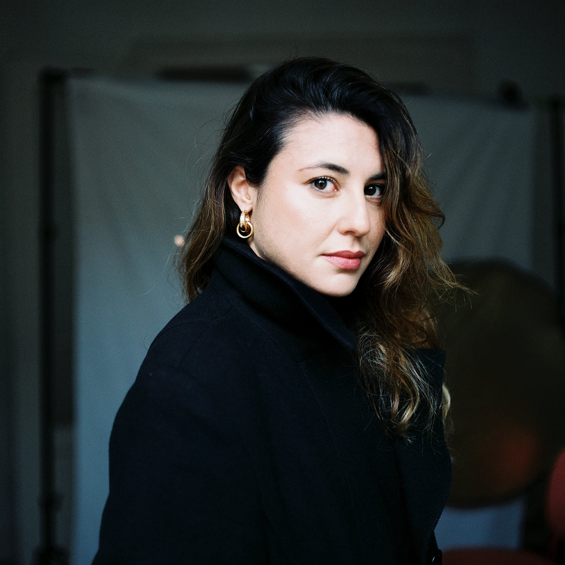 Ces boucles d'oreilles upcyclées en plaqué or créées à partir de bagues chinées, avec des matériaux comme l'or laminé et le zircon éclatant.