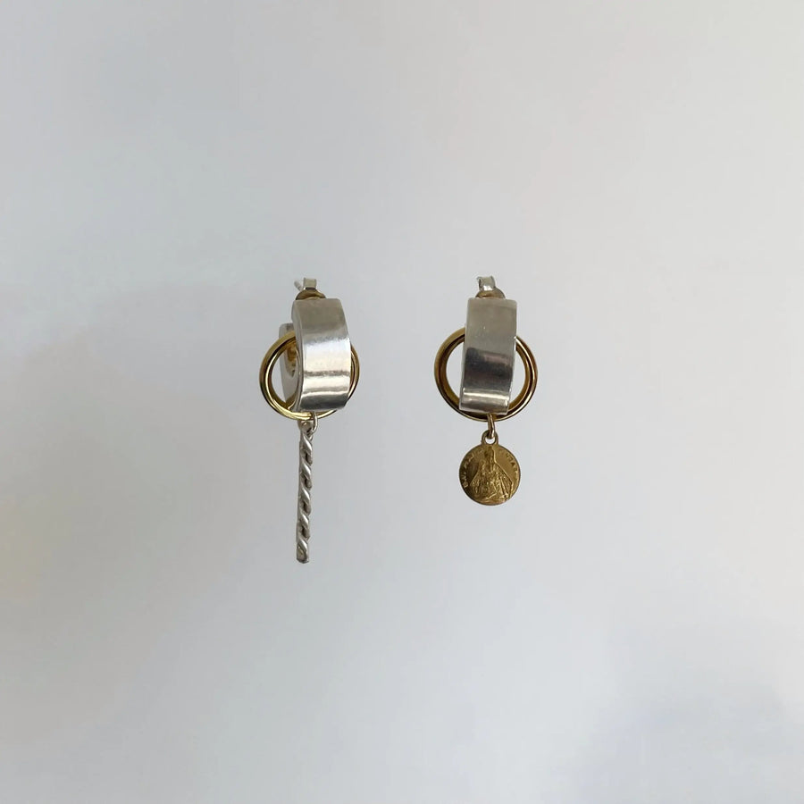 créoles massives en argent, l'anneau doré qu'on apercoit faire le tour de la créole et chaîne ou médaillon pendent.