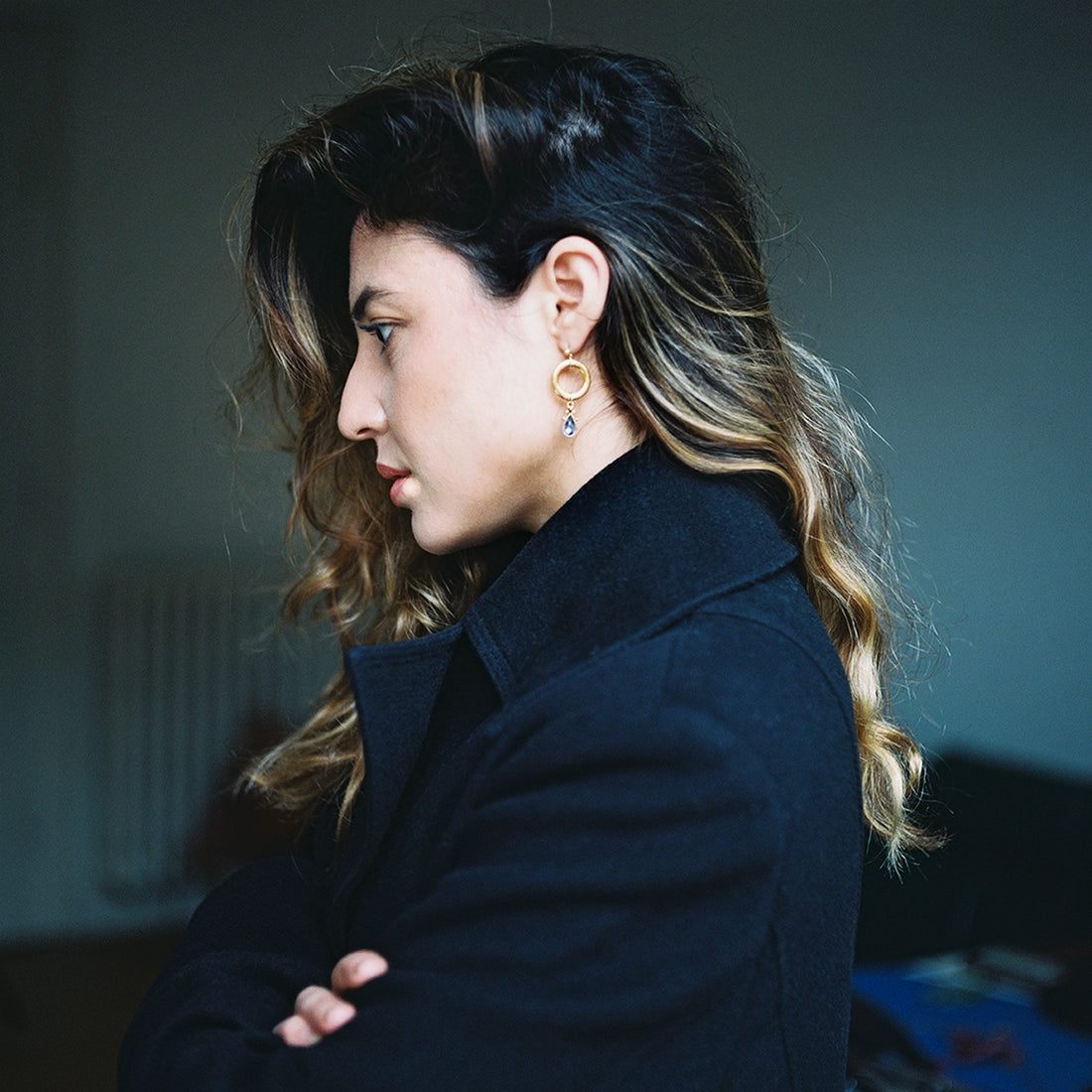 Ces boucles d'oreilles upcyclées en plaqué or créées à partir de bagues chinées, avec des matériaux comme l'or laminé et le zircon éclatant.
