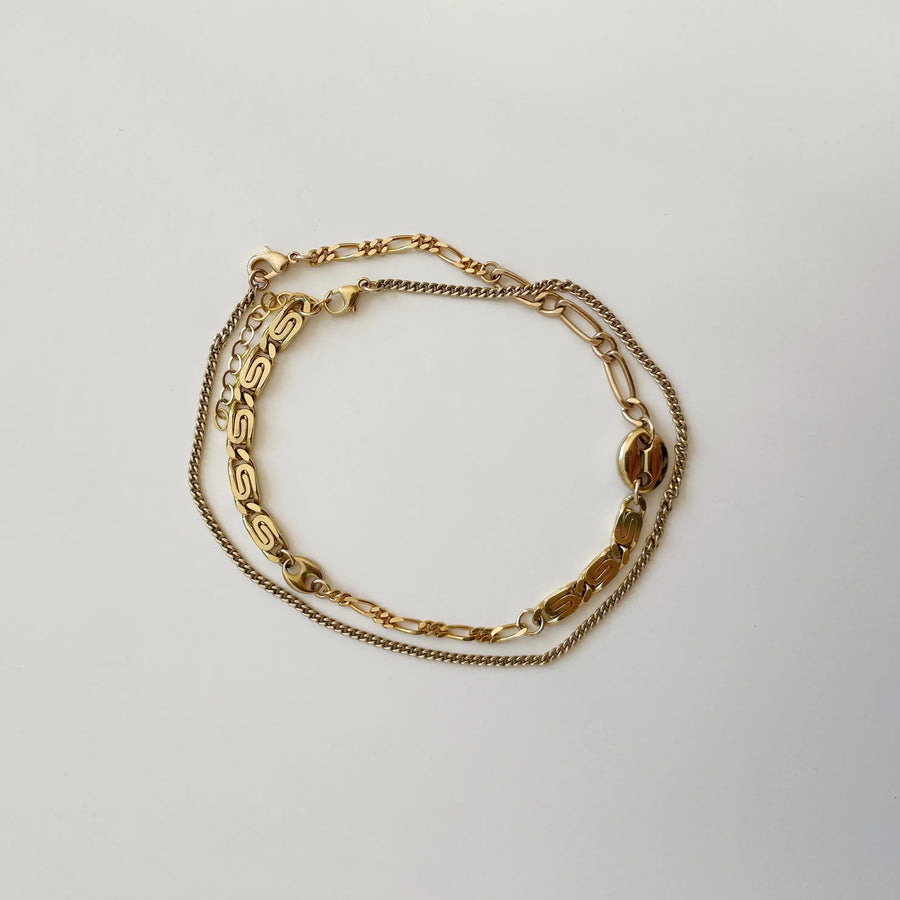le bracelet de cheville upcyclé entièrement plaqué or posé sur un fond blanc.