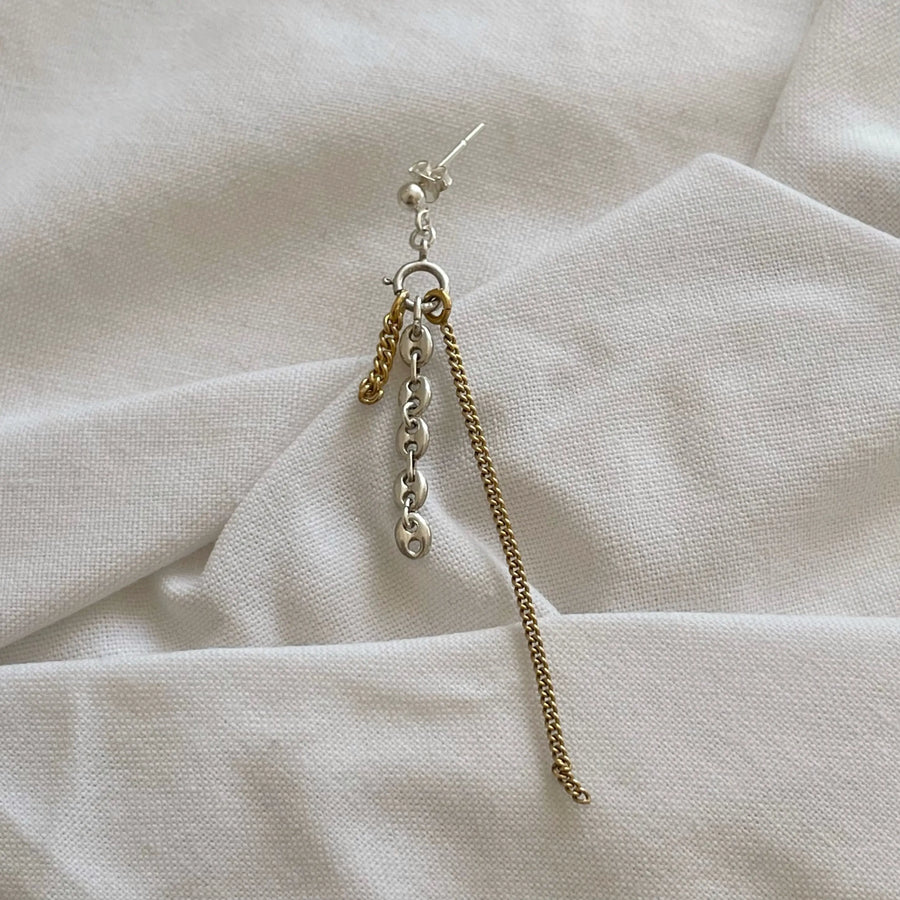 mono boucle surfond blanc, on voit le contraste entre les differentes couleurs et formes de mailles vintages.