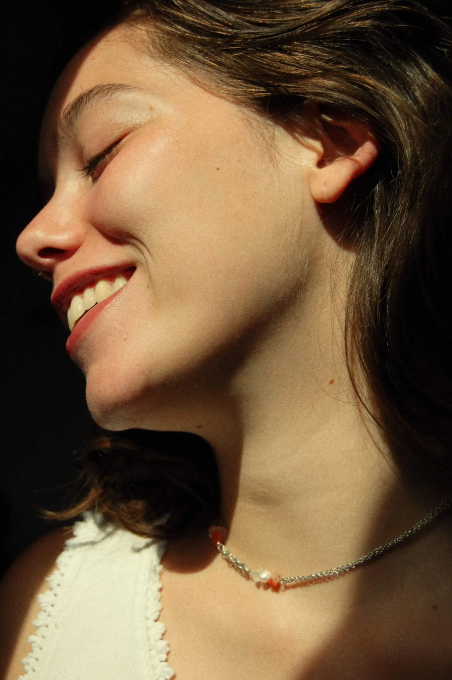 Collier upcyclé tête d'orange avec des maillons en argent et des pierres et perles d'eau douce.