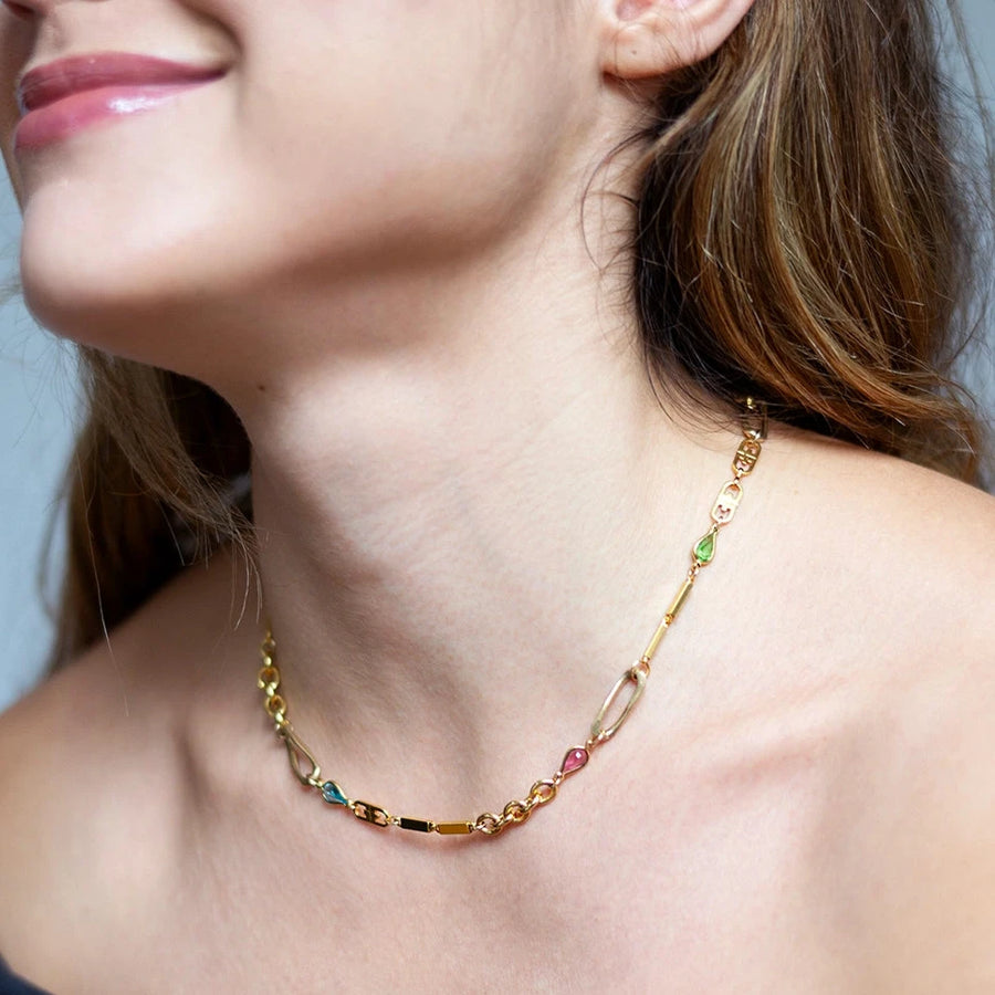 Collier upcyclé composé de chaînes vintage en plaqué or, incluant des mailles gourmette, cheval et art déco.
