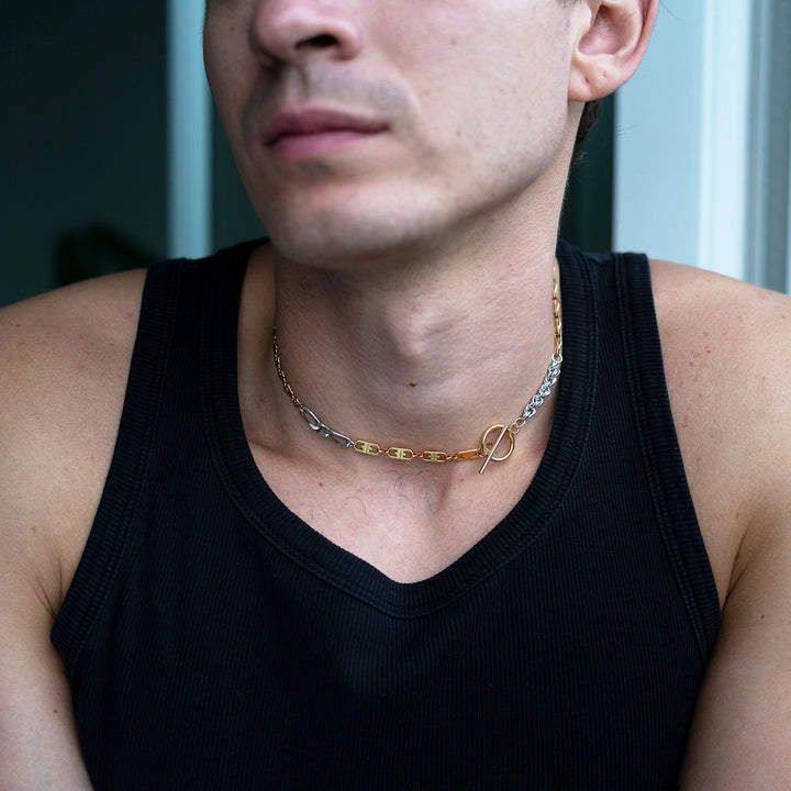 Ce collier upcyclé est composé de chaînes variées sublimées par un fermoir en T en or laminé 14k.